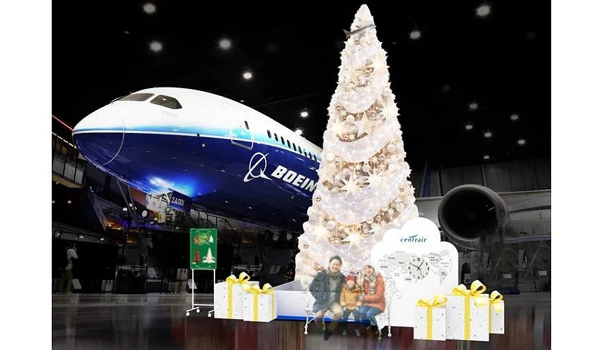 中部國際機場FLIGHT OF DREAMS的白色聖誕樹,搭配金色飾球與禮物盒,背景為波音787展示機