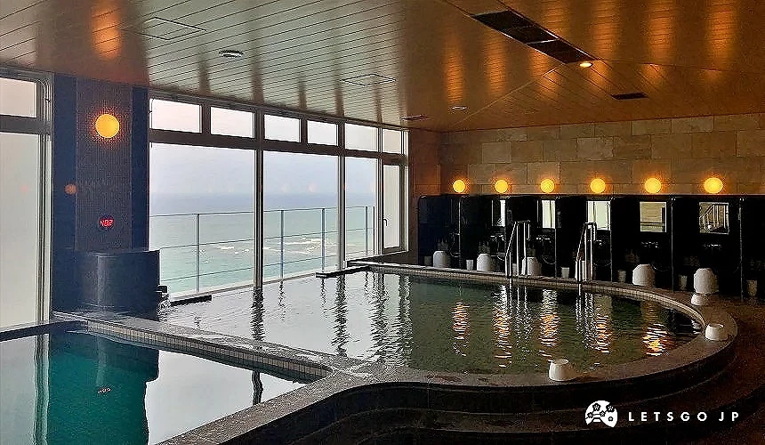 Vessel Hotel Campana Okinawa 景觀浴場,設有寬敞的室內浴池與大片落地窗。
