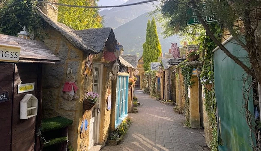 石屋小徑掛兔子裝飾,遠方山巒若隱若現