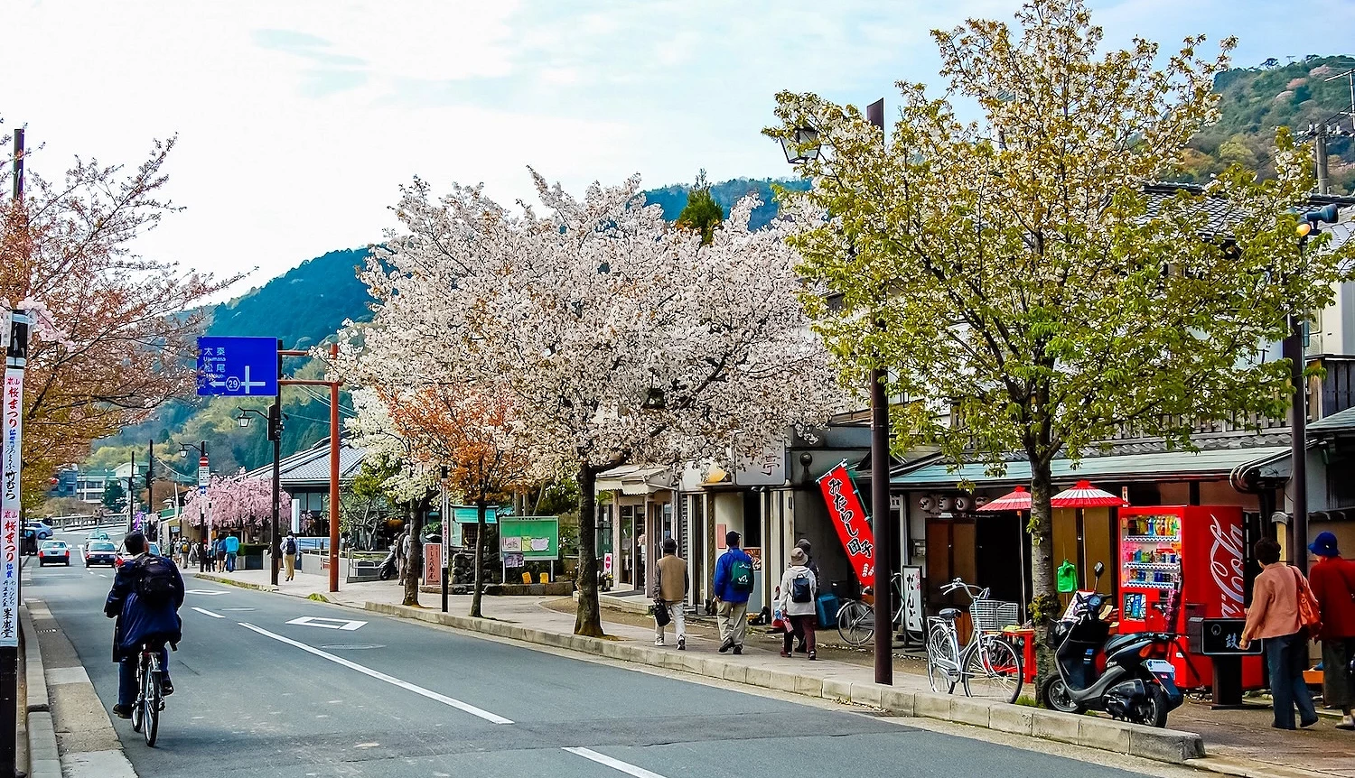 遊客來往的嵐山長辻通商店街街景
