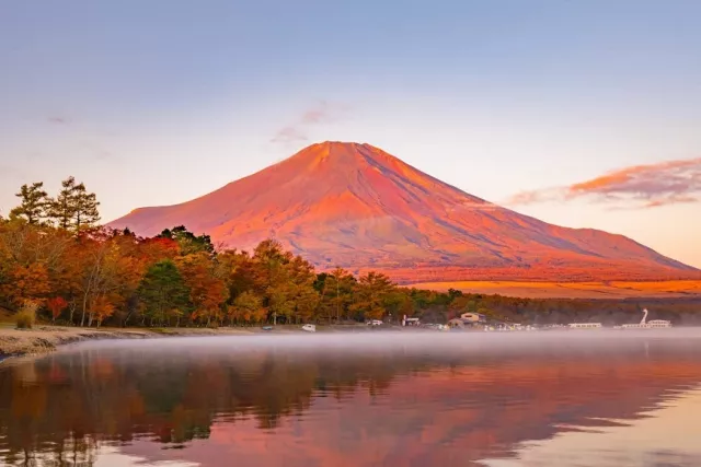 赤富士山完整指南：夏末清晨的染紅奇景，出現條件、月份與觀賞地點 的縮圖