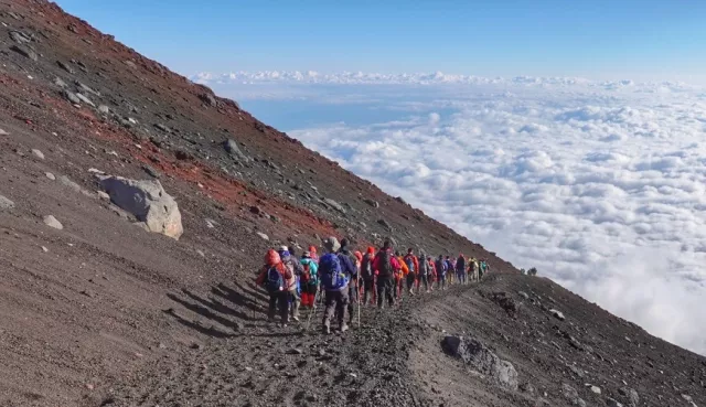 富士山登山完整攻略：4大路線比較，入山申請、山屋預約與裝備一次看 的縮圖
