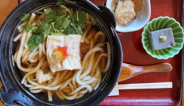 京都嵐山美食18選：邊走邊吃、湯豆腐、鰻魚飯到景觀咖啡廳，附美食地圖