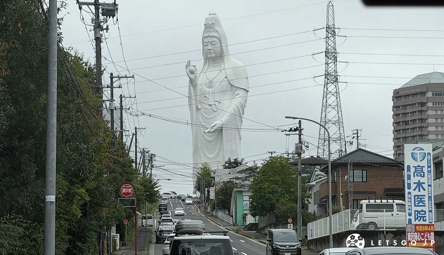 住宅區道路盡頭矗立的白色巨大觀音像