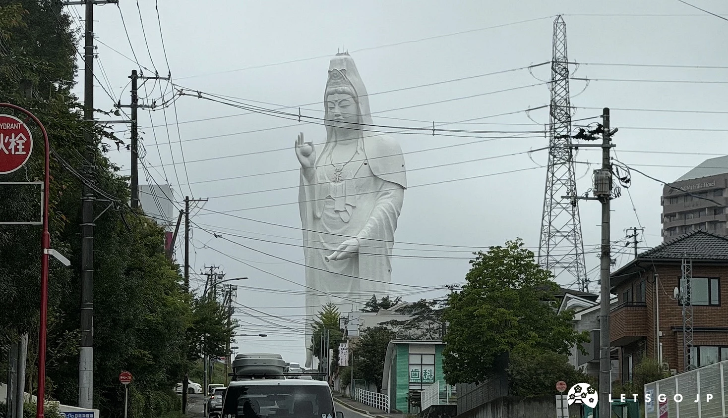 坡道與住宅後方的白色觀音全身