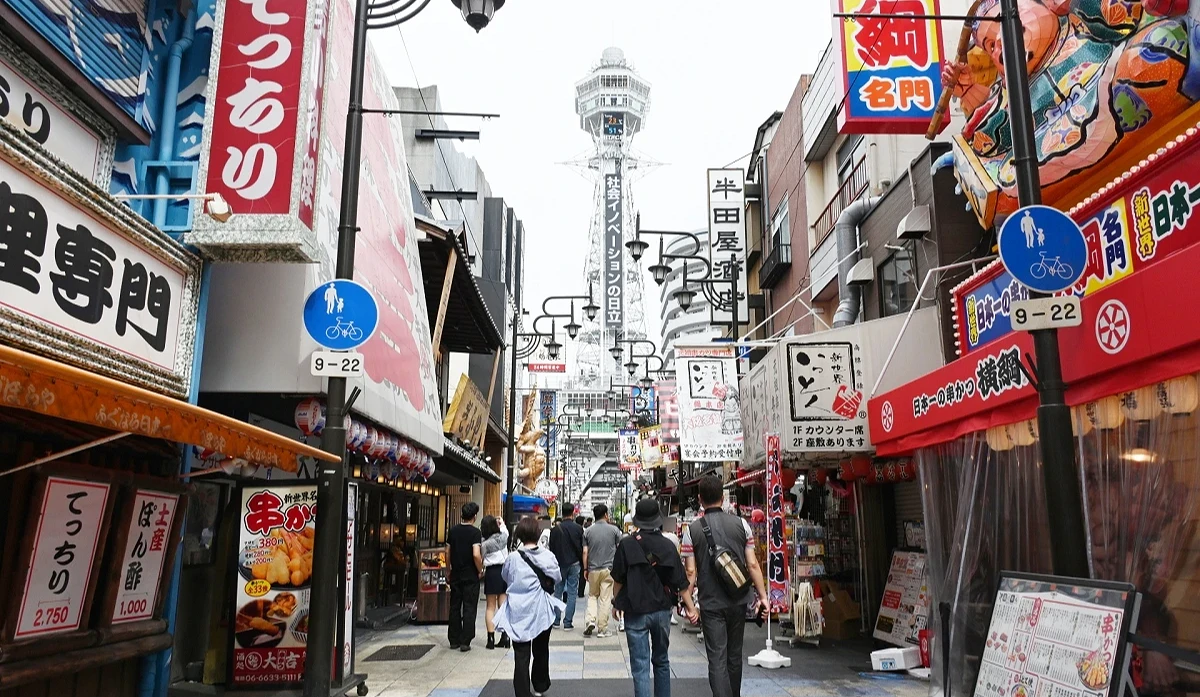 新世界街區白天景象,路上有稀少遊客