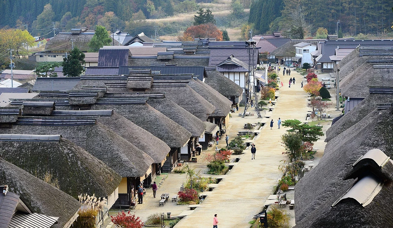 大內宿的傳統茅葺屋聚落風景