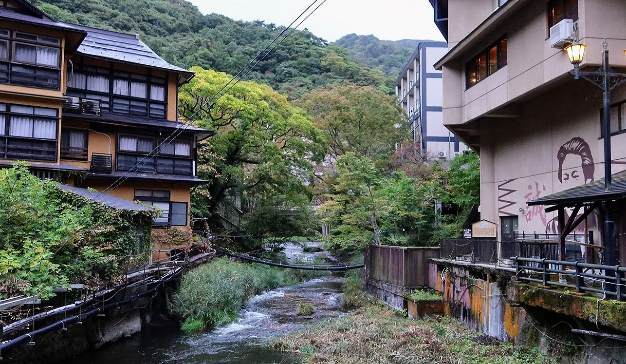 東山溫泉的溫泉街景色
