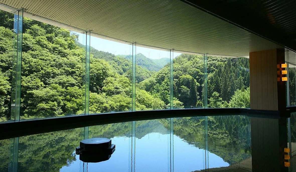 大江戶溫泉物語 東山格蘭飯店的大浴場可賞窗外風景