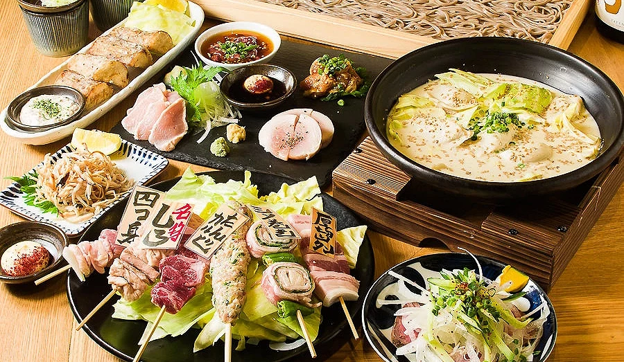 套餐料理,有串燒、小菜、蕎麥麵、沙拉。