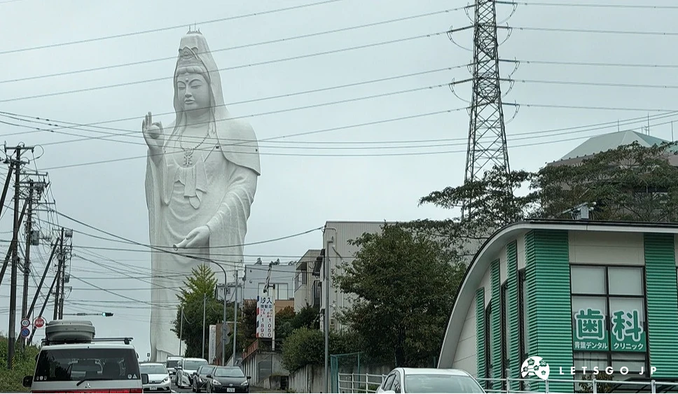 被電線遮擋的仙台大觀音與街區住宅建築