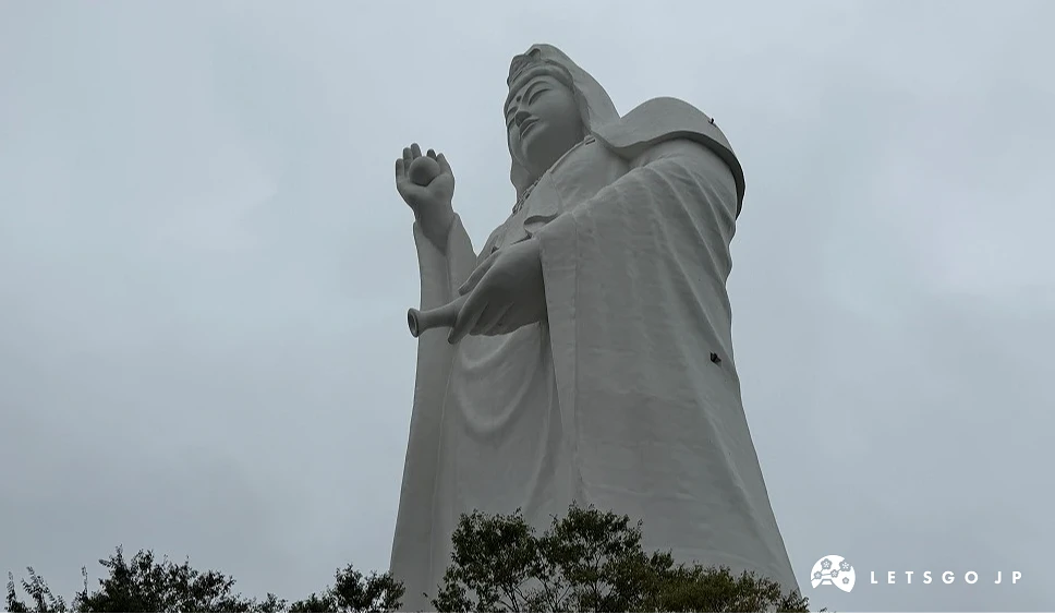 從外側仰拍仙台大觀音像