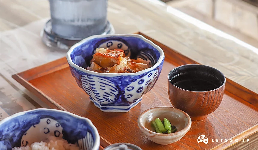 托盤裡有金目鯛魚煮汁拌飯與小菜