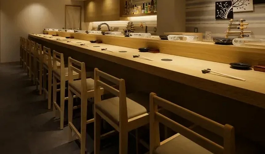 日式料理店的內裝。有一排吧台。