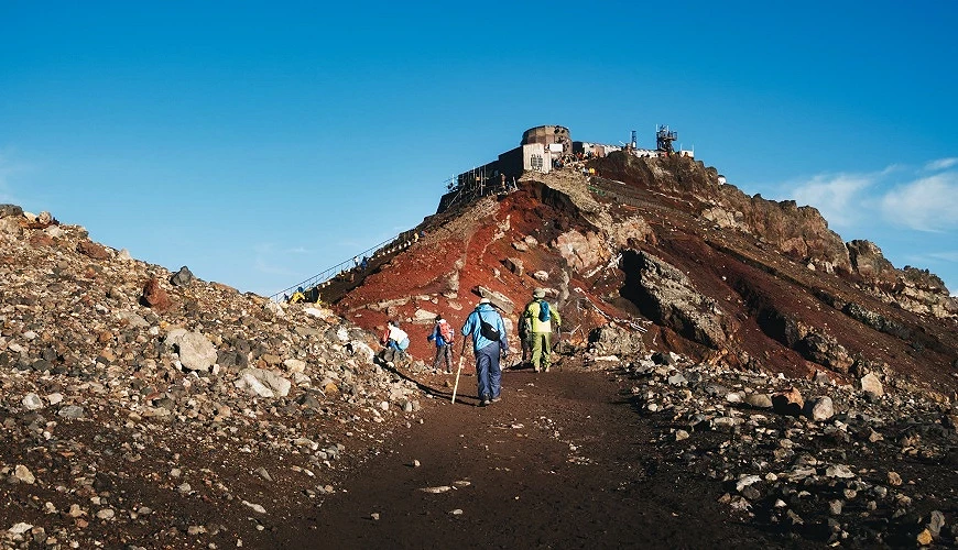 富士山頂的登山道與登山客們