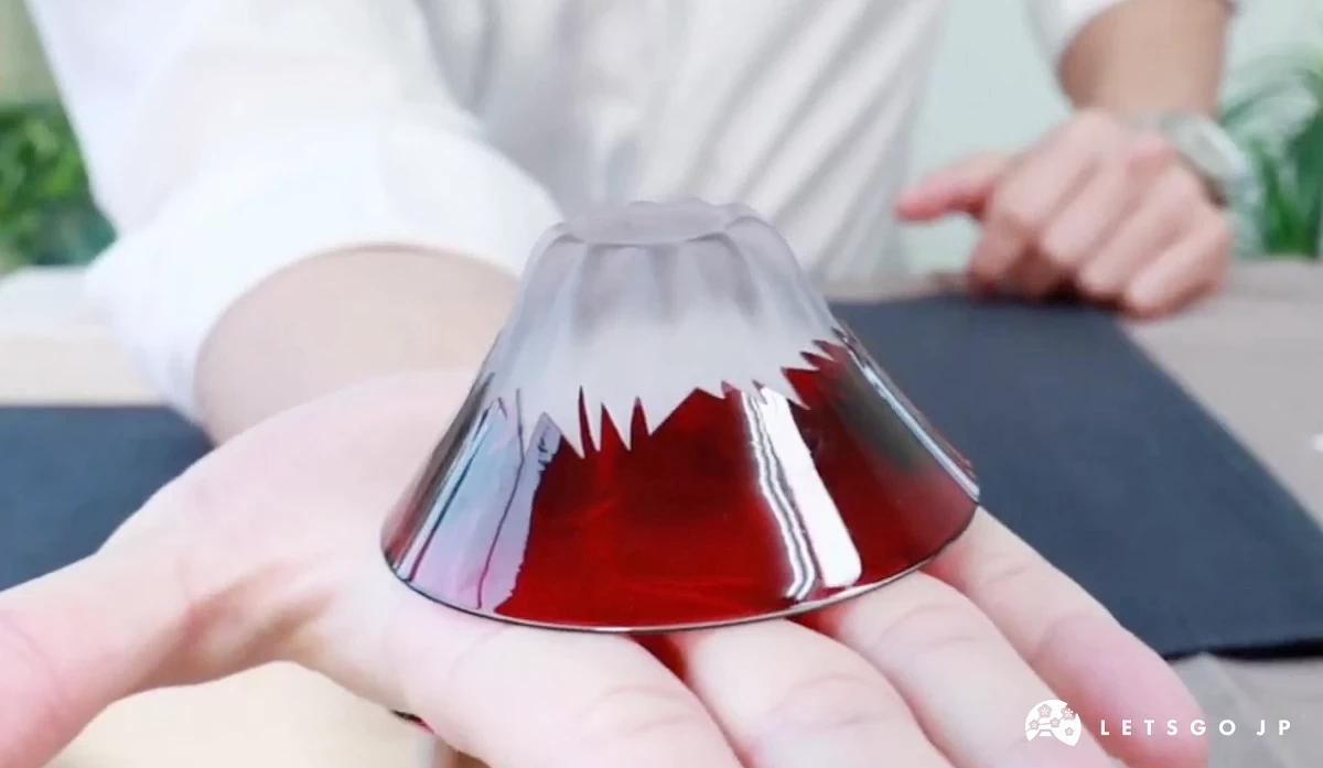 本身就是富士山造型的「紅富士祝盃」杯子底色以鮮紅色為主,底部噴上白色象徵白雪覆蓋