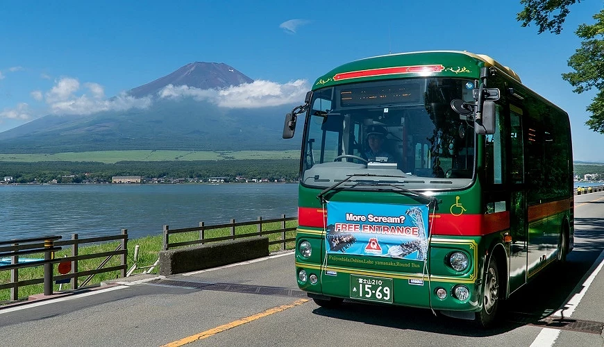 行駛在湖畔的周遊巴士「ふじっこ号」