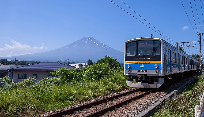 駛過富士山腳的富士急行線列車