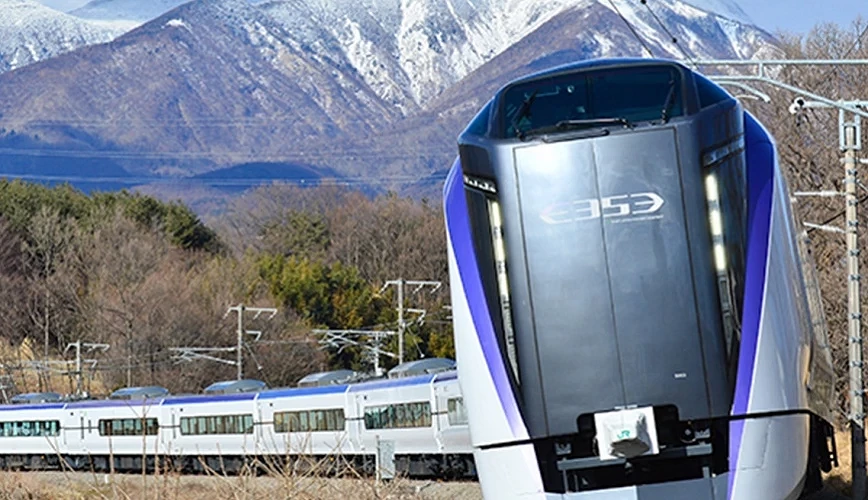 駛過山麓的電車