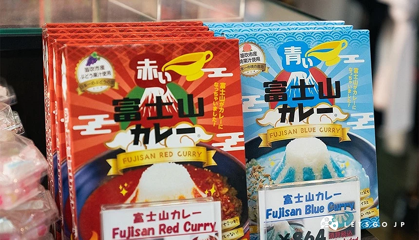 紅色包裝跟藍色包裝的富士山咖哩