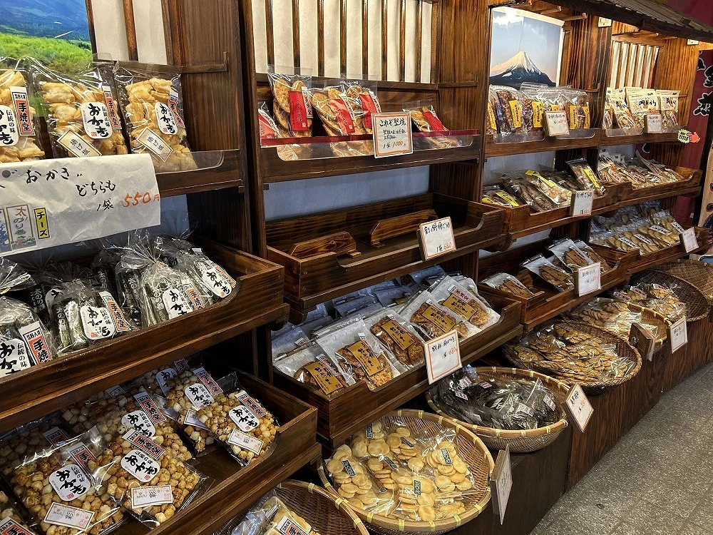 手燒堂忍野八海店內陳列的餅乾