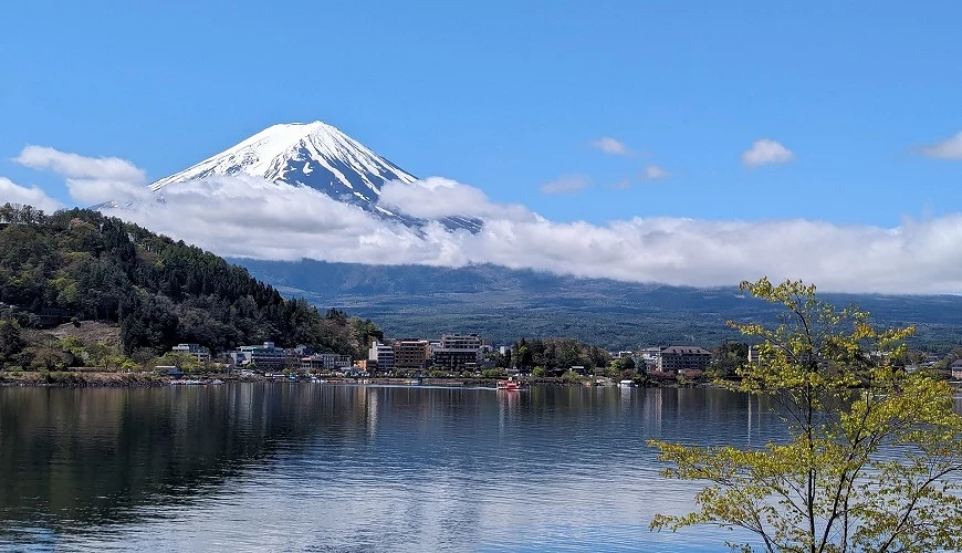 雲層罩在富士山半山腰