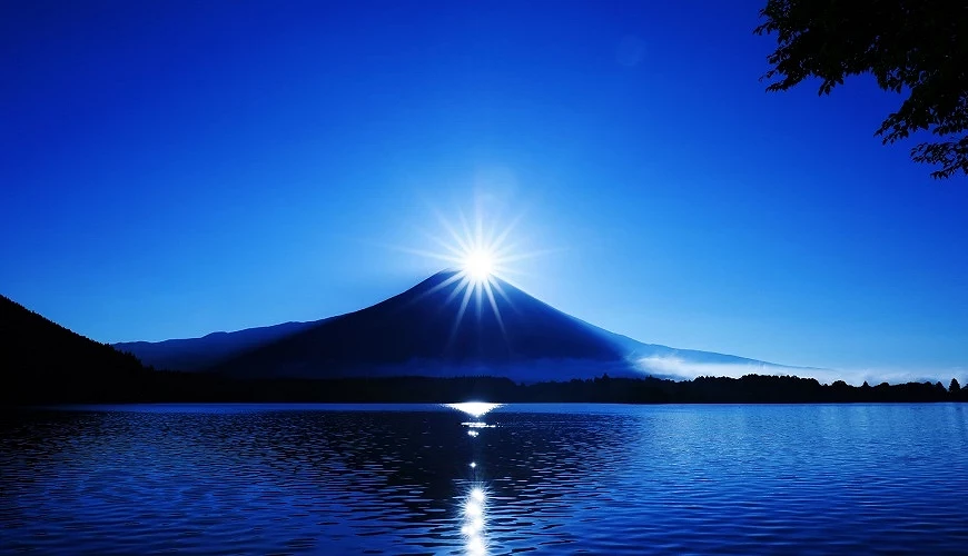 太陽正好掛在山頂的鑽石富士奇景