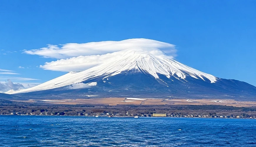 蓋在山頂上宛如斗笠的「笠雲」