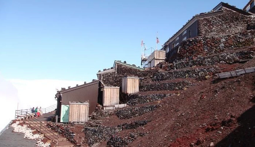本八合目「富士山ホテル」外觀
