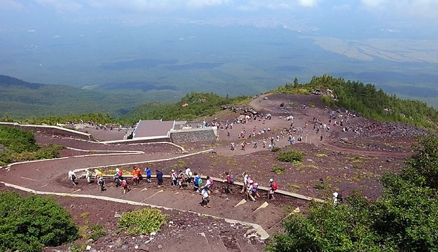 吉田路線上的大量登山客