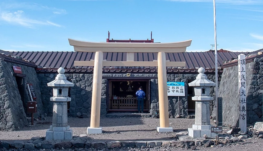 富士山頂上淺間奧宮以石塊堆砌的外觀