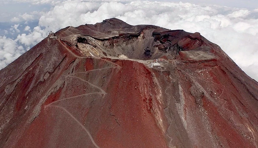富士山頂火山口