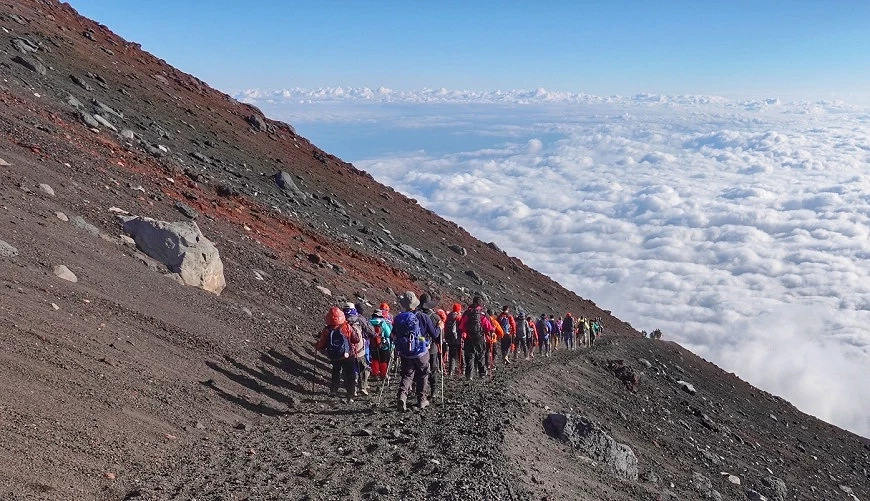 登山客們行走在富士山的登山道上