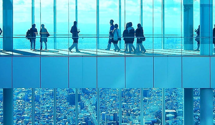 阿倍野觀景台,有很多人在上面走。