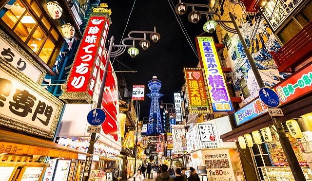 新世界商店街。左右兩邊都是點著燈的招牌。