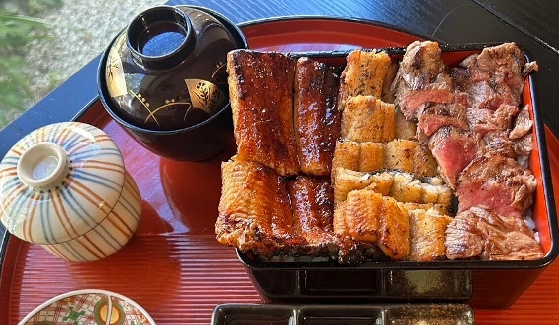 飯上鋪著日本國產牛、白燒鰻與蒲燒鰻的三色重