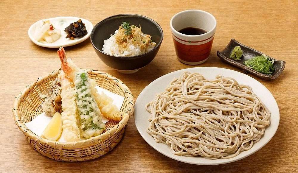 盛在竹簍上的手打蕎麥麵