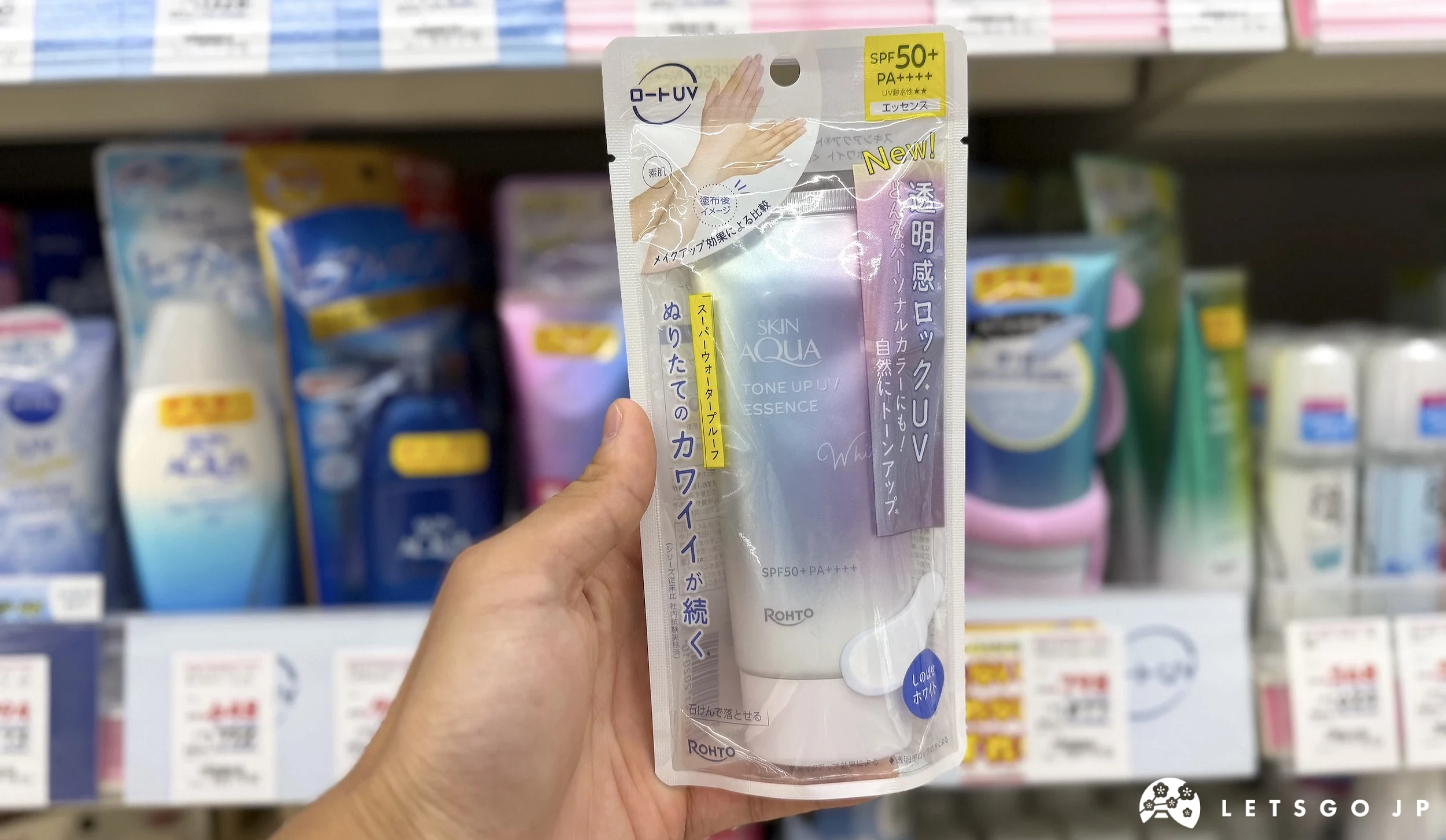 在藥妝店內貨架前,手拿著珠光的防曬乳