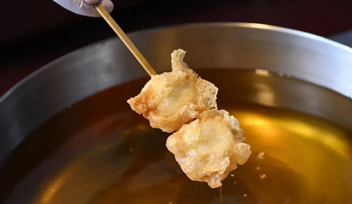 剛炸好的金黃色湯葉起司串