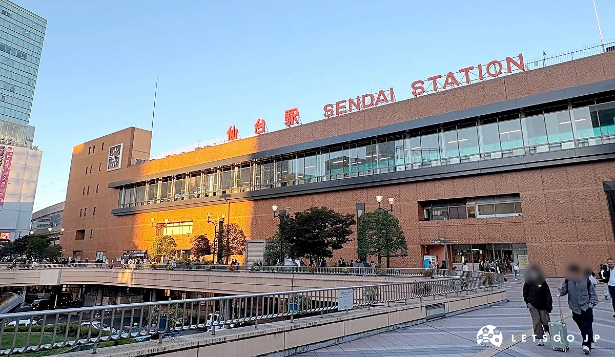 JR仙台車站站舍建築與天橋上的行人