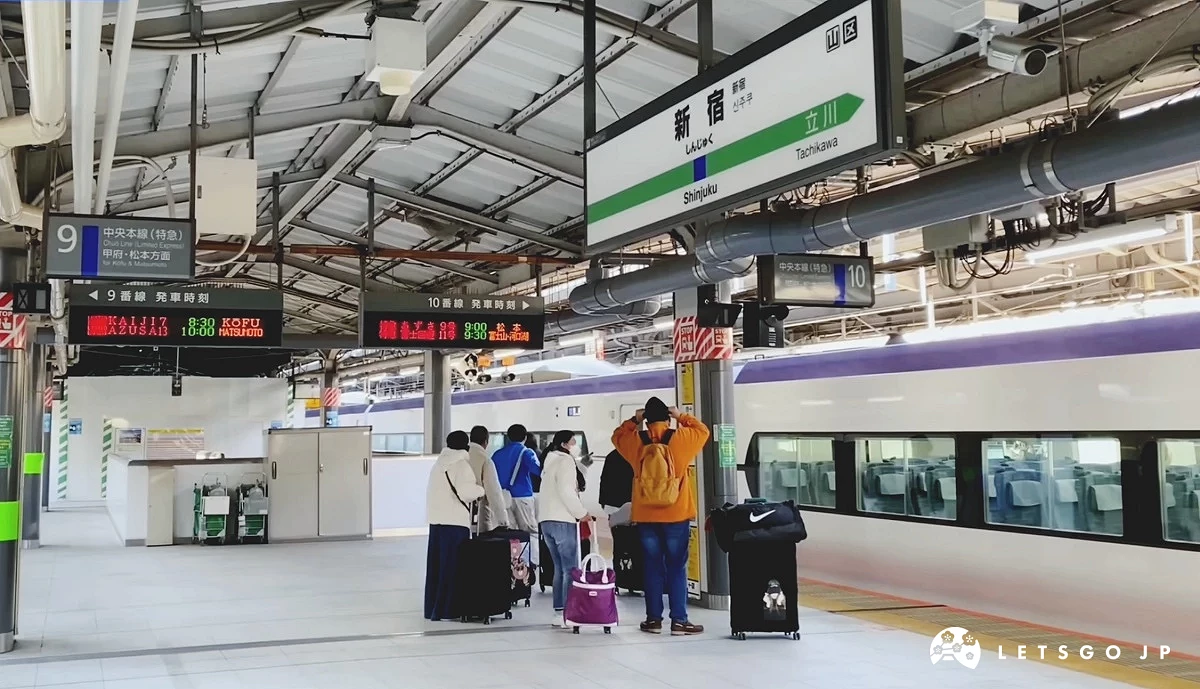 新宿車站往河口湖方向的月台