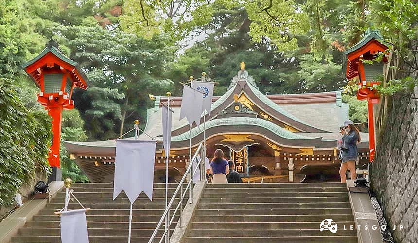 被綠樹包圍的邊津宮