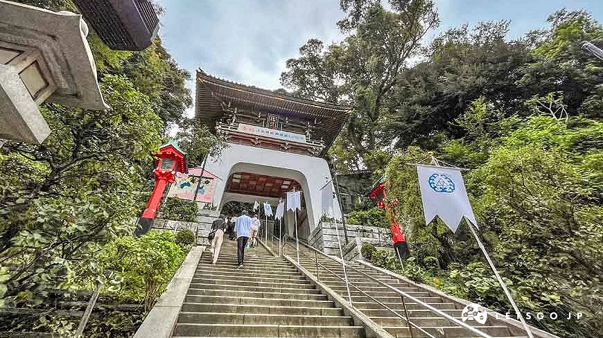 許多石階上方的「瑞心門」,兩旁有許多樹木