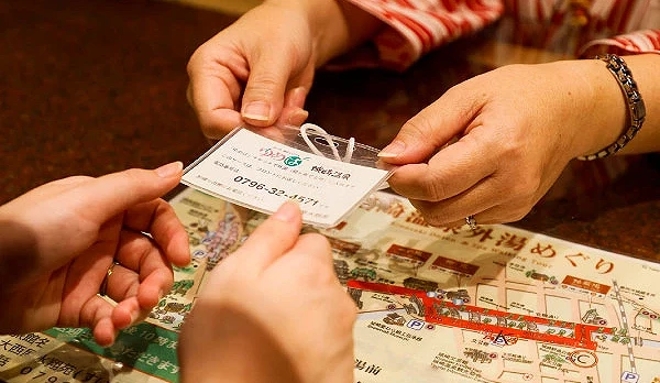 從旅館櫃檯人員領取YUMEPA(夢之湯)通行證
