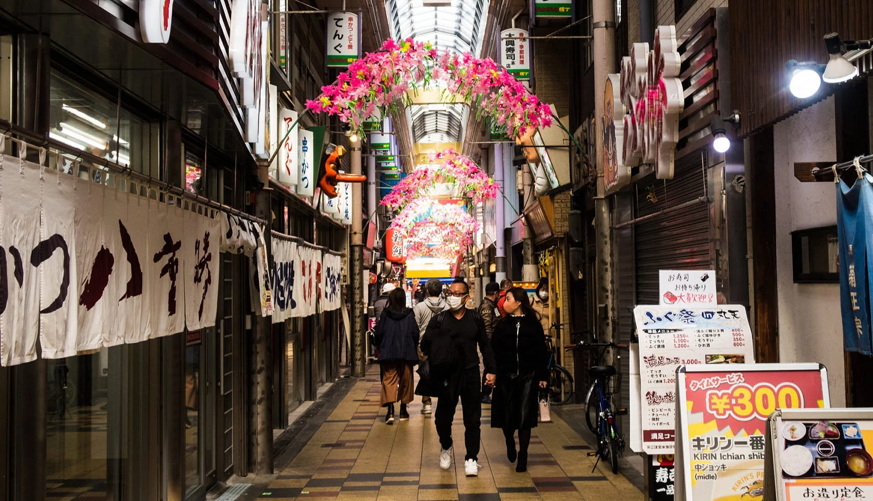 一條商店街。左右兩邊有商店。