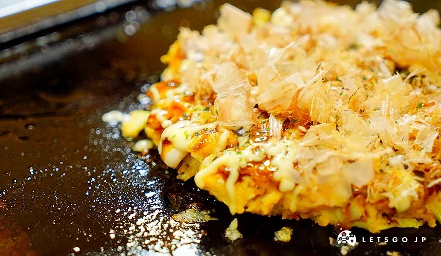 在鐵板上的大阪燒,上面有柴魚片