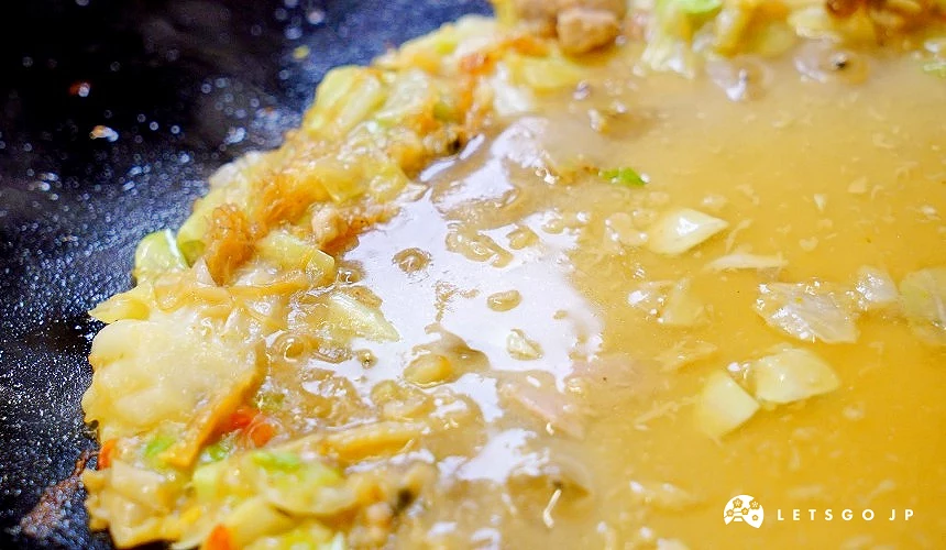 開始有點凝結的麵糊在鐵板上