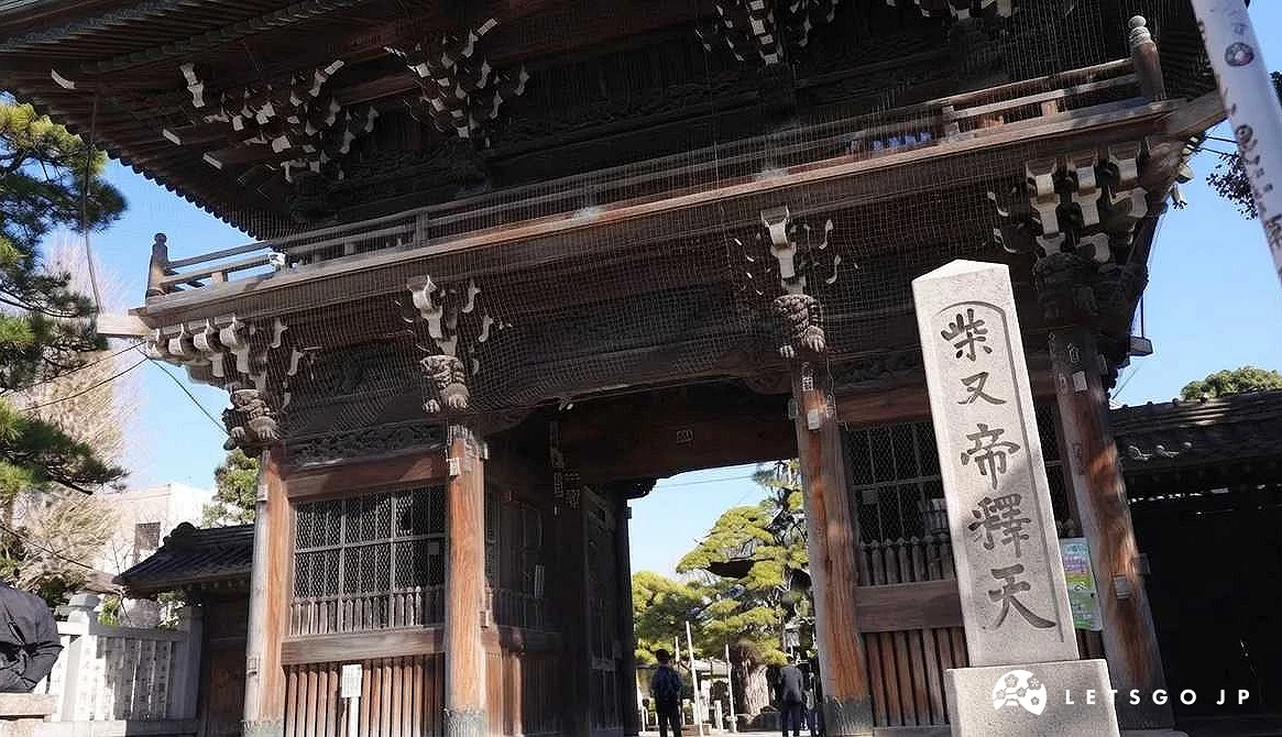 採用木結構層層疊疊的二天門