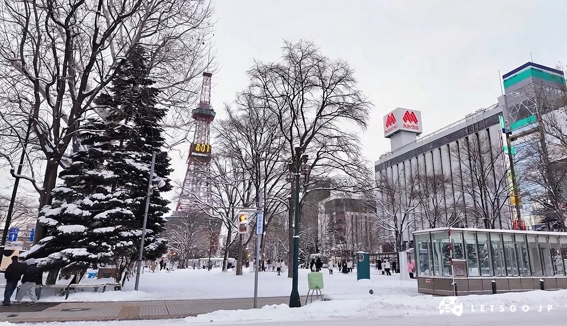 冬季的札幌電視塔與公園內的雪景