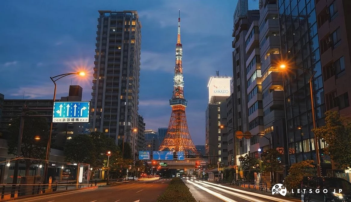 夾在大樓中間的紅色東京鐵塔更顯突出